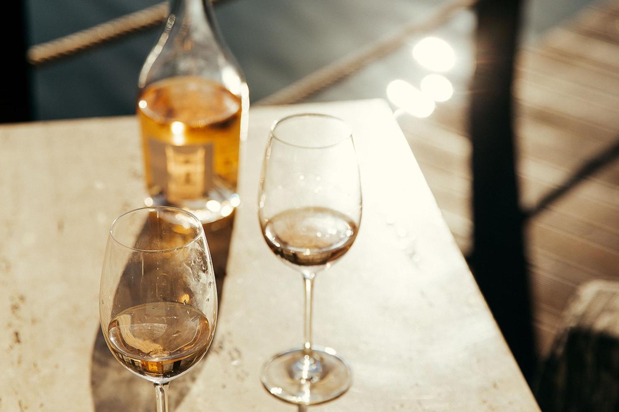 Domes Lake Algarve, Autograph Collection Βιλαμούρα Εξωτερικό φωτογραφία A glass of orange wine