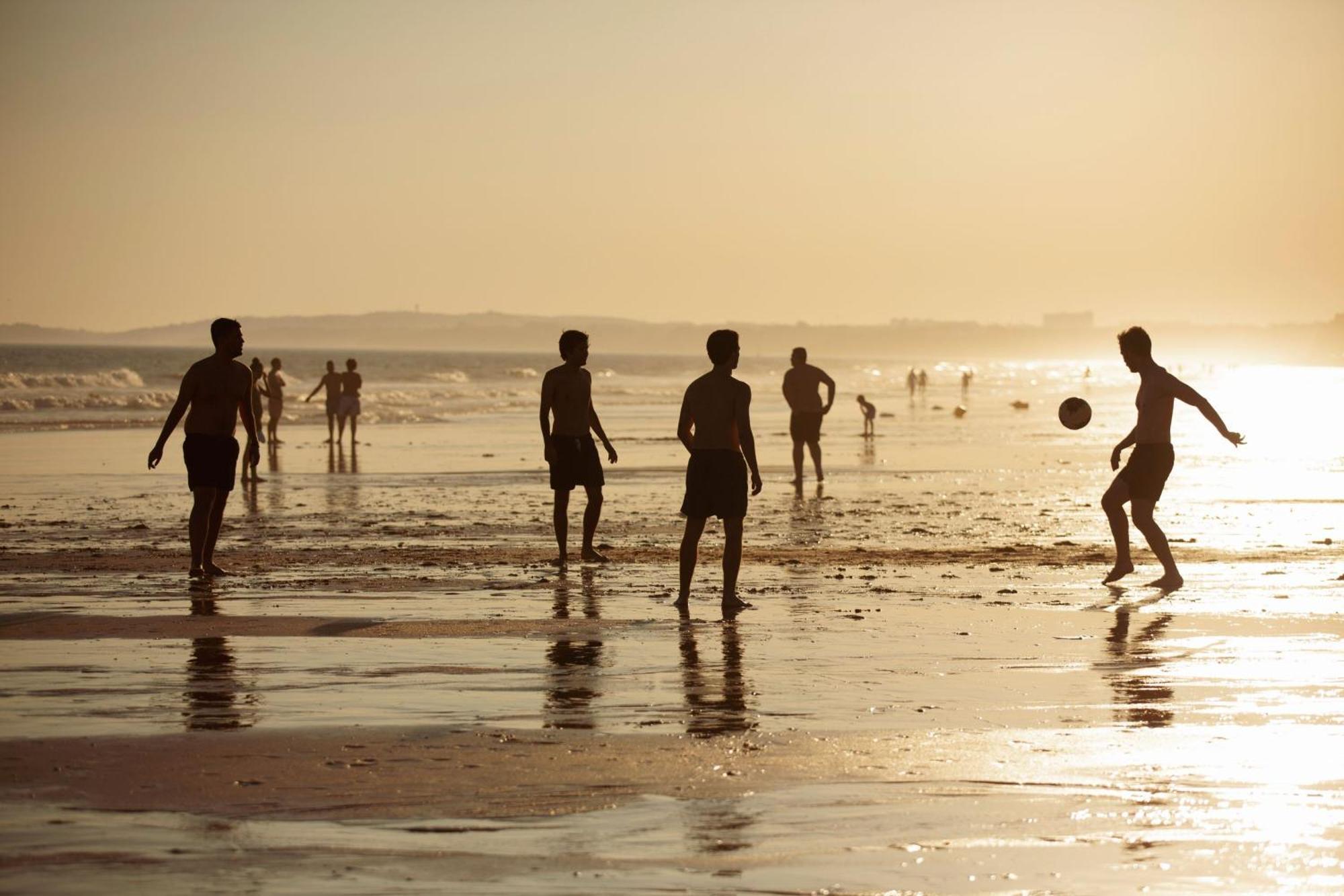 Domes Lake Algarve, Autograph Collection Βιλαμούρα Εξωτερικό φωτογραφία Football on the beach