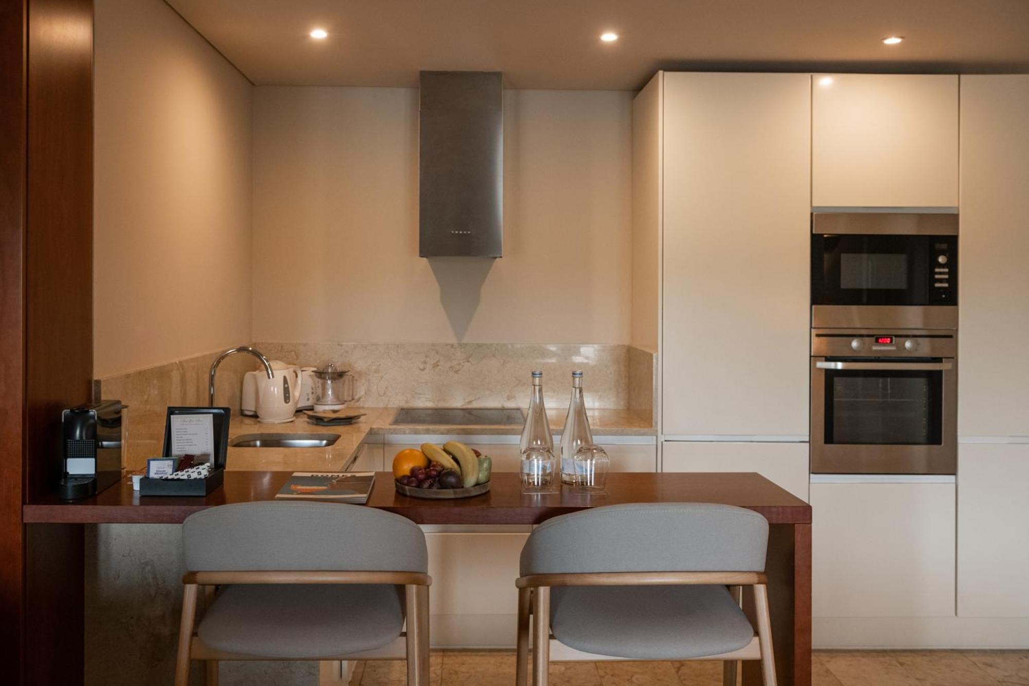 Domes Lake Algarve, Autograph Collection Βιλαμούρα Εξωτερικό φωτογραφία A kitchen in a serviced apartment